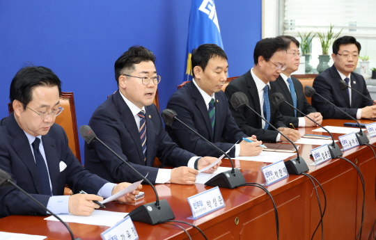 박찬대 더불어민주당 신임 원내대표(왼쪽 두번째)가 7일 국회에서 열린 원내대책회의에서 인사말을 하고 있다. 왼쪽은 박성준 원내수석부대표, 오른쪽은 김용민 정책수석부대표<연합뉴스>